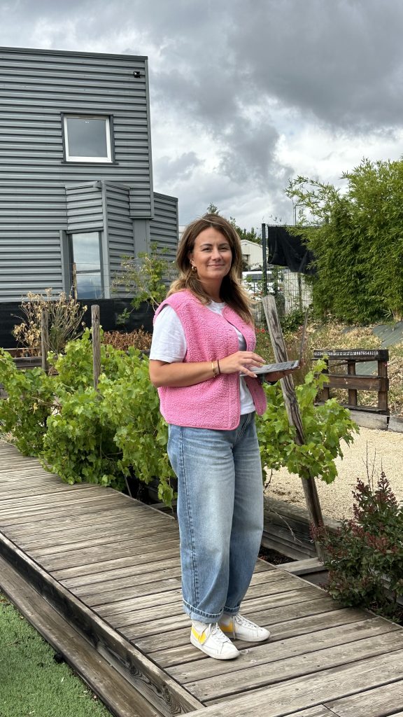 Émilie Terlaud, community manager à Saint-Étienne, en extérieur avec son ordinateur